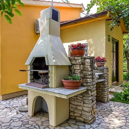 Holiday Garden House *